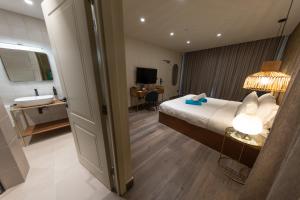 DOMS Boutique Living客房内的一张或多张床位