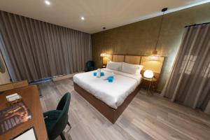 DOMS Boutique Living客房内的一张或多张床位