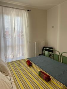 1 dormitorio con 1 cama con cortina y ventana en NICE - camere con bagno privato, en Lioni