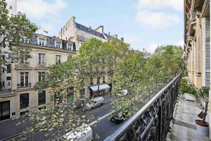 Champs Élysées : Appartement 200 m2 avec balcon في باريس: اطلالة على شارع المدينة من الشرفة