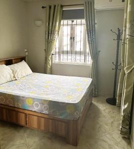 - une chambre avec un grand lit et une fenêtre dans l'établissement Apartment Huz Peer 2, à Trou aux Biches
