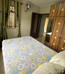 - une chambre avec un lit doté d'un couvre-lit coloré dans l'établissement Apartment Huz Peer 2, à Trou aux Biches