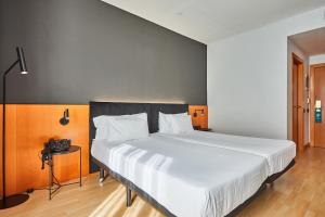 A bed or beds in a room at Silken Sant Gervasi