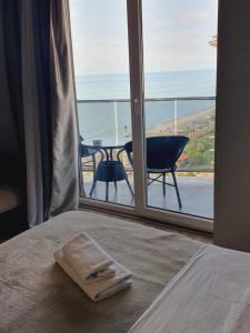 um quarto com uma cama e vista para uma varanda em Orbi Royal Apartments em Batumi