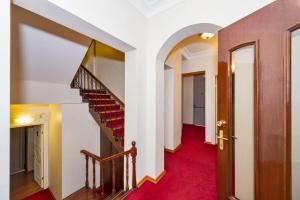 un pasillo con una escalera en una casa en Hotel Santa Hill, en Estambul