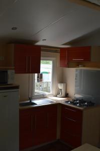 Kuchnia lub aneks kuchenny w obiekcie camping Le moulin