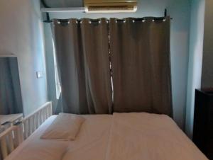 1 dormitorio con 1 cama con cortina y ventana en RHV Bukit Bintang , Kuala Lumpur, en Kuala Lumpur