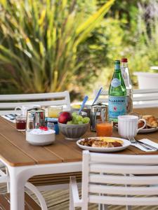 - une table avec des assiettes de nourriture et une bouteille de boisson dans l'établissement Holiday Inn - Marseille Airport, an IHG Hotel, à Vitrolles