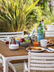una mesa con platos de comida y una botella de bebida en Holiday Inn - Marseille Airport, an IHG Hotel en Vitrolles