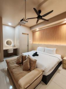 1 dormitorio con 1 cama grande y ventilador de techo en Luxury Couple Suites l Free Netflix l Mini Cinema l Massage Chair l Bathtub l WIFI 200mbps l Town Area Bali Residence en Melaka