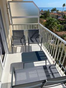 2 stoelen en een tafel op een balkon bij Apartamento vacacional en Denia in Denia