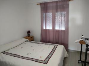 een ziekenhuisbed in een kamer met een raam bij Apartamento vacacional en Denia in Denia