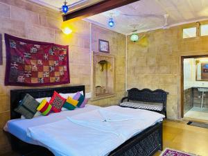 Postel nebo postele na pokoji v ubytování Hotel Pol Haveli Jaisalmer