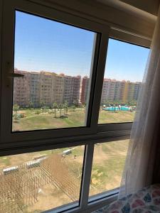 Duas janelas num quarto com vista para um parque em zooz home vacation em El Alamein