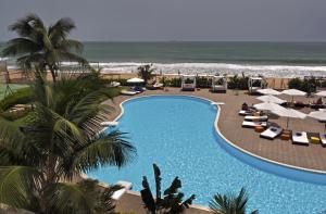 an overhead view of a swimming pool and the beach at Azalaï Hôtel Cotonou in Cotonou