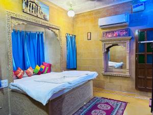 Postel nebo postele na pokoji v ubytování Hotel Pol Haveli Jaisalmer