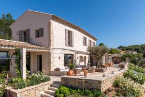 uma villa com um jardim e uma casa em LA BASTIDE DES CULS-ROUSSET em Marselha