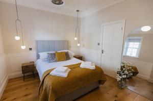 um quarto com uma cama com duas toalhas em WENSLEYDALE, OLD SCHOOL ROOMS - Ground Floor Luxury Apartment in Richmond, North Yorkshire em Richmond