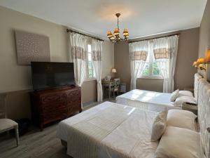 Postel nebo postele na pokoji v ubytování Hotel des Pins