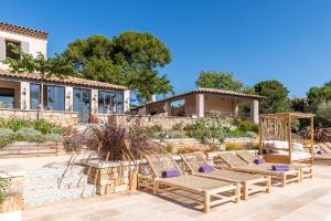 LA BASTIDE DES CULS-ROUSSET外面的花园