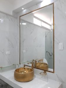 a bathroom with two sinks and a large mirror at APARTAMENTO LINDO - A 2 Cuadras de la Plaza de Armas y del Palacio de Gobierno in Lima