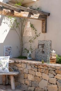 LA BASTIDE DES CULS-ROUSSET外面的花园