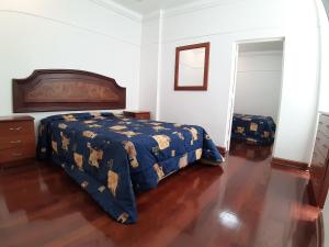 - une chambre avec un lit et du parquet dans l'établissement APARTAMENTO LINDO - A 2 Cuadras de la Plaza de Armas y del Palacio de Gobierno, à Lima