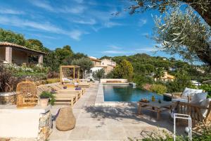 une arrière-cour avec une piscine et une maison dans l'établissement LA BASTIDE DES CULS-ROUSSET, à Marseille