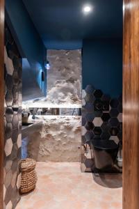 - une salle de bains avec vue sur la lune sur le mur dans l'établissement LA BASTIDE DES CULS-ROUSSET, à Marseille
