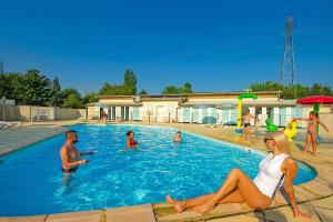 un grupo de personas sentadas en una piscina en La Fleur des Champs proche Europa Park, en Boofzheim