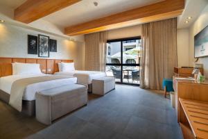 ein Hotelzimmer mit 2 Betten und einem Balkon in der Unterkunft Al Masa Hotel El Sokhna in Ain Suchna