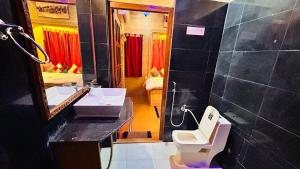 y baño con lavabo, aseo y espejo. en Hotel Pol Haveli Jaisalmer, en Jaisalmer