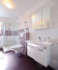 Ένα μπάνιο στο Apartment Kokolo +29 φωτογραφίες