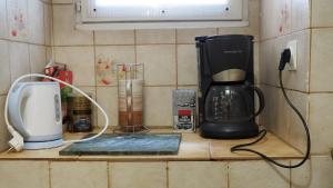 a kitchen counter with a coffee maker and a coffeemaker at Gencay La maison blanche in Gençay