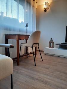 Telewizja i/lub zestaw kina domowego w obiekcie Appartement 50m du centre historique