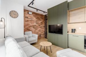 Televízia a/alebo spoločenská miestnosť v ubytovaní Rent like home - Dwie Motławy III z parkingiem