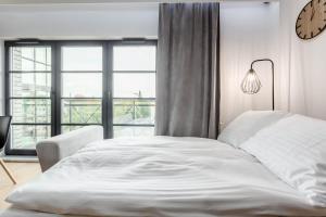 Posteľ alebo postele v izbe v ubytovaní Rent like home - Dwie Motławy III z parkingiem