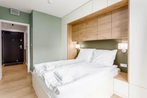 Posteľ alebo postele v izbe v ubytovaní Rent like home - Dwie Motławy III z parkingiem