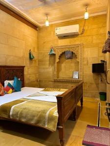 Postel nebo postele na pokoji v ubytování Hotel Pol Haveli Jaisalmer