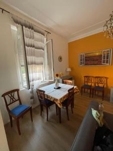 d'une salle à manger avec une table, des chaises et une fenêtre. dans l'établissement Casa Girasole, à Rome