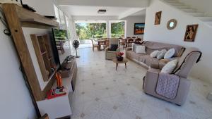 ein Wohnzimmer mit Sofa und Tisch in der Unterkunft Casa da Barbie na praia de Carapibus PB in Conde