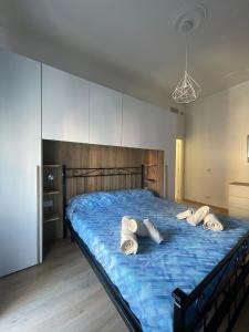 - une chambre avec un lit bleu et des serviettes dans l'établissement Casa Girasole, à Rome