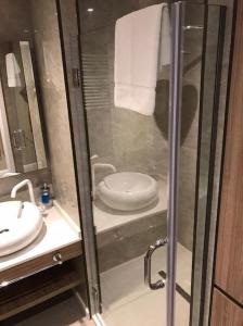 Um banheiro em luxury apartment studio 2311