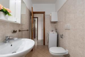 卡斯泰爾菲奧倫蒂諾的住宿－Casa Ary，浴室配有白色水槽和卫生间。