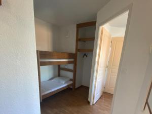 Poschodová posteľ alebo postele v izbe v ubytovaní Appartement La Joue du Loup, 2 pièces, 4 personnes - FR-1-504-655