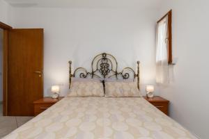 卡斯泰爾菲奧倫蒂諾的住宿－Casa Ary，一间卧室配有一张大床,桌子上放着两盏灯