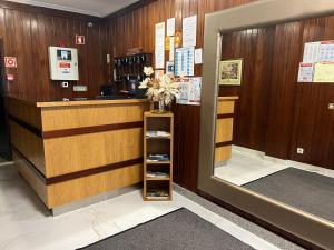eine Lobby einer Apotheke mit Kassenschalter in der Unterkunft Hotel Ribadouro in Alijó