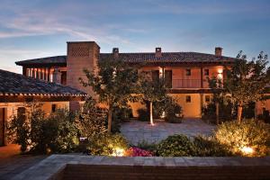 una casa grande con luces delante en Hotel Boutique Cigarral de las Mercedes, en Toledo