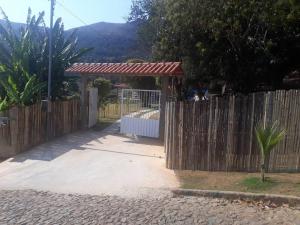 a wooden fence with a gate and a wooden at Sítio da Serra em Ouro Preto MG in Cachoeira do Campo