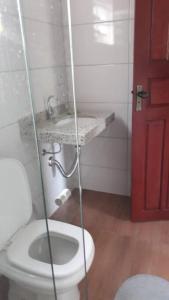 y baño con aseo y lavamanos. en Sítio da Serra em Ouro Preto MG, en Cachoeira do Campo